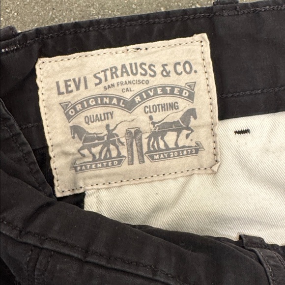Levi’s Black Snap Cargo Shorts W42 Style 135810010 - Picture 2 of 5